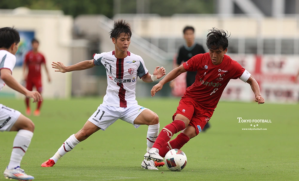写真：ボールを奪い合う東京23の村上とエリースの三枝。