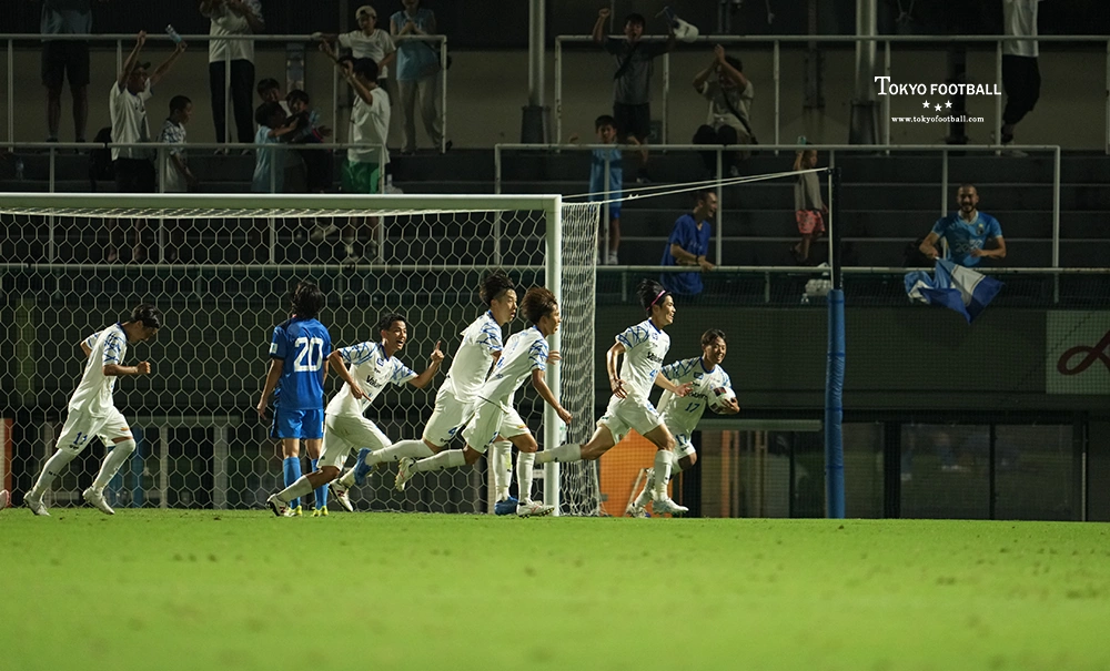 写真：決勝ゴールを決めて駆け出すFW加藤ら南葛のイレブン。