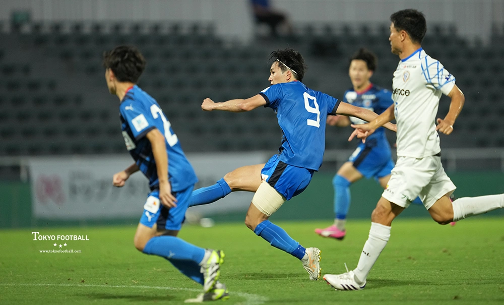 写真：後半にゴールを狙う東京UのFW岡田。