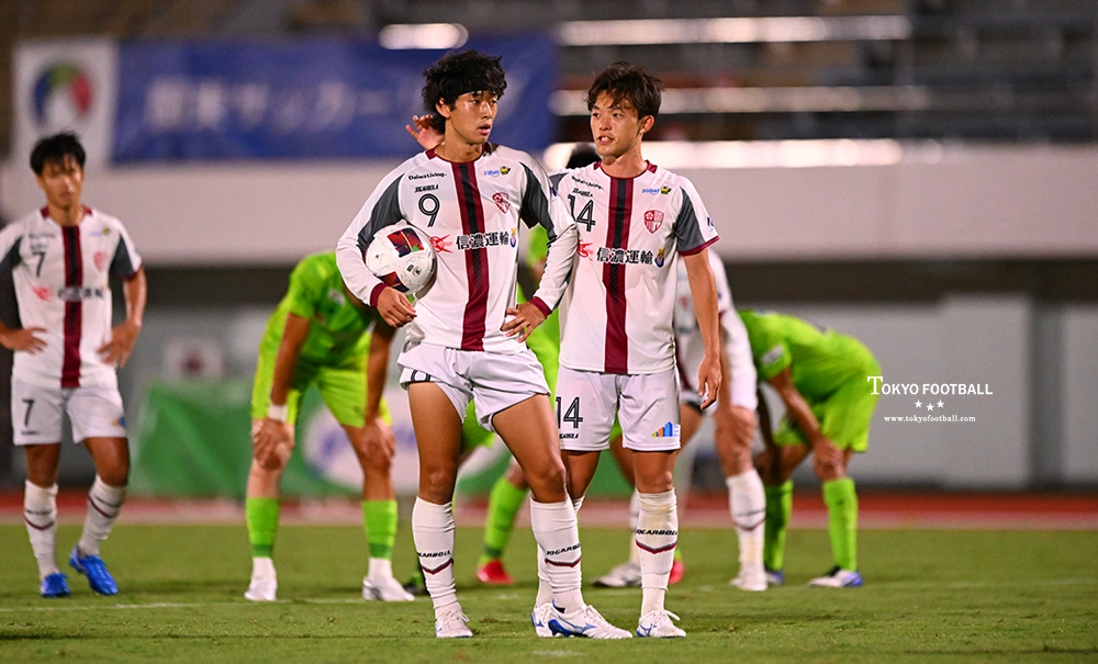 写真：自らが獲得したPKに臨む神田（左）と声をかける澤。