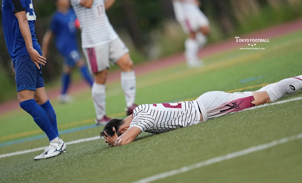 写真：ゴール前の決定機を決められず頭を抱える早大のFW伊藤。