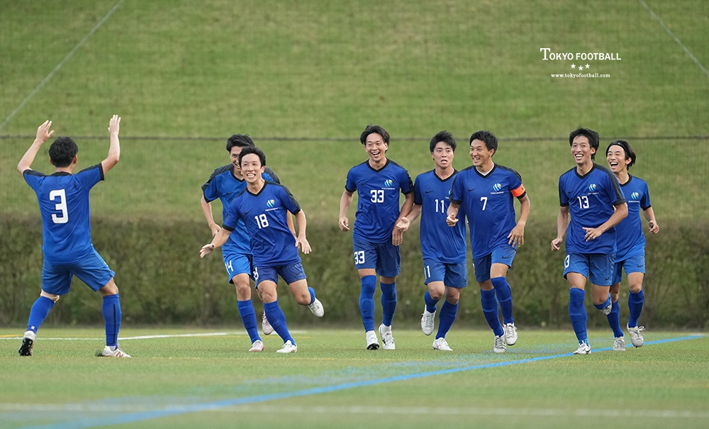 写真：後半、小谷のゴールを喜ぶ東京海上の選手たち。