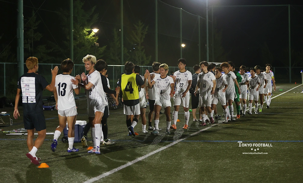 写真:逆転勝ちを収め、試合後に挨拶するEDOのイレブン。