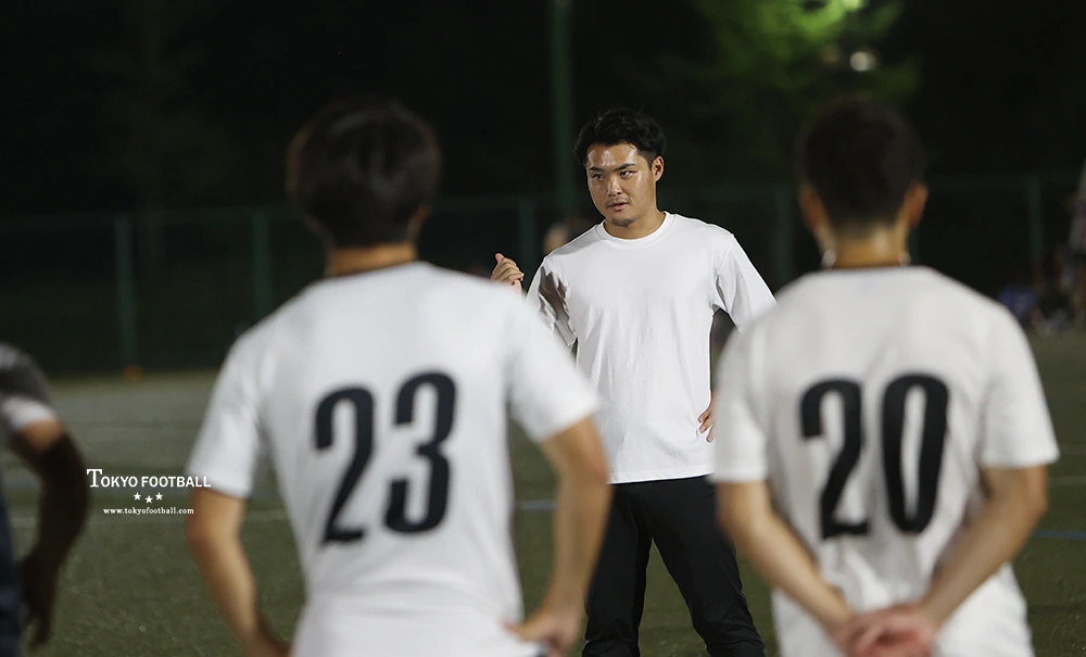 写真:試合後に選手たちに話をする和田監督。