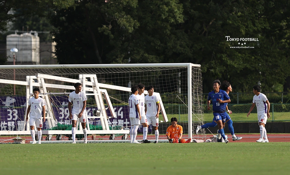 写真:開始わずか4分で失点し呆然とするクリアソンの選手たち。