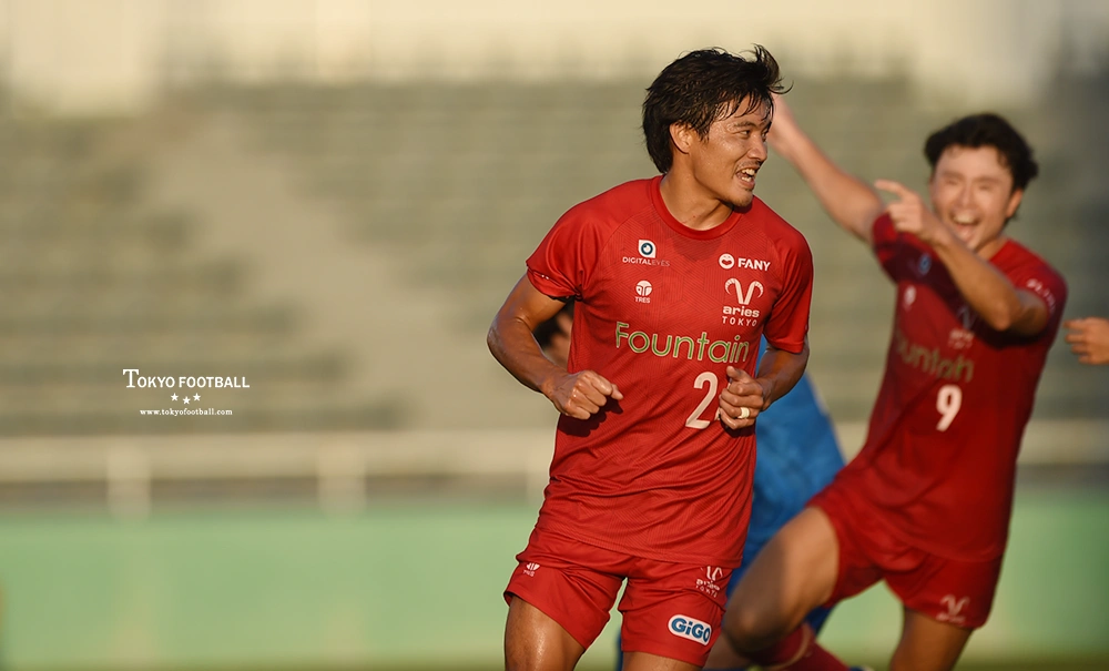 写真：同点ゴールを決めて笑顔を見せる篠原。