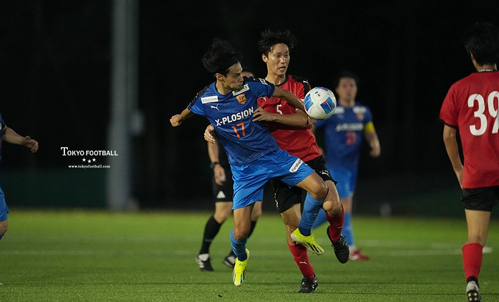 写真：中盤で激しくぶつかるTOKYO2020の川田とTFSCの井黒。