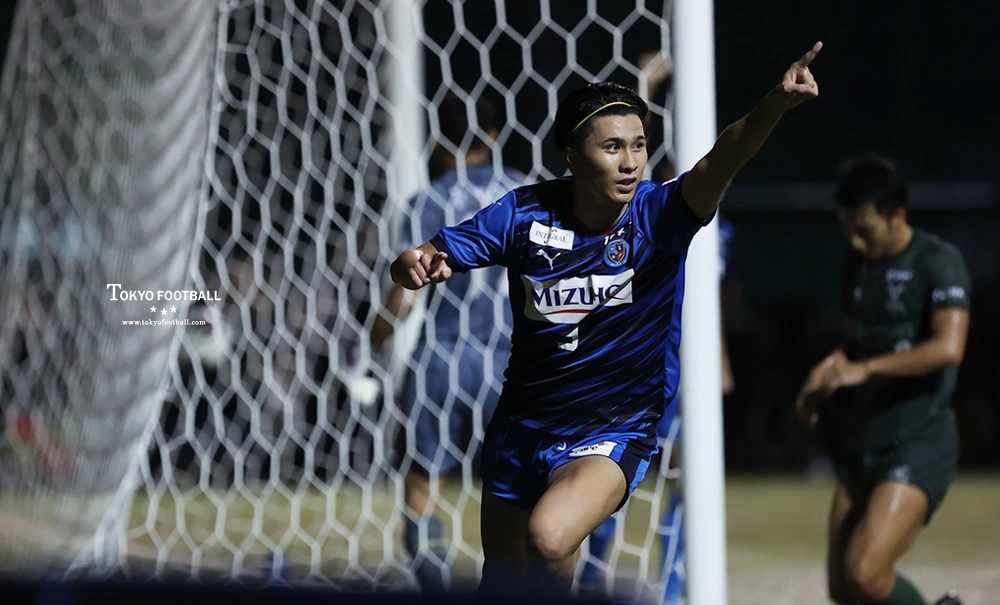 写真：後半に追加点を決めて駆け出す東京UのFW岡田。