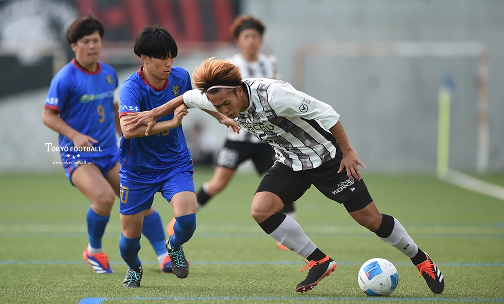 写真:ボールをキープするSHIBUYAのDF山出。