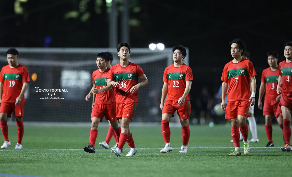 写真：首位のEDOに敗れてピッチを去るセルベッサ。