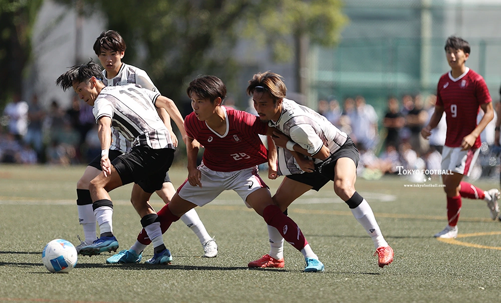 写真:ボールキープに苦しむ早大のFW伊藤。