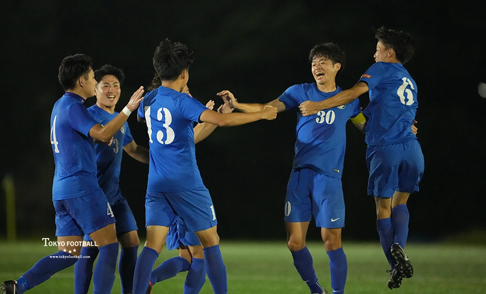 写真：先制ゴールを喜ぶRFCの主将檜垣ら。