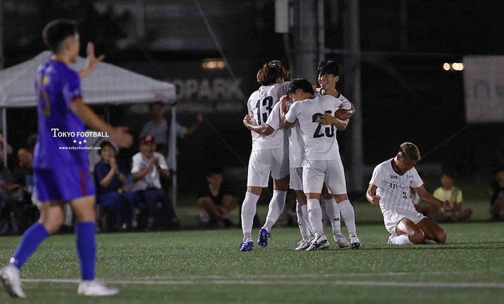 写真:後半、逆転ゴールを喜ぶEDOの選手たち。