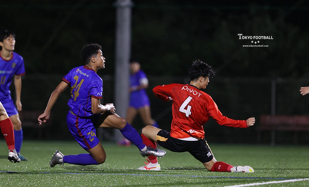 写真:ゴール前のチャンスを逃すアローレの三浦。