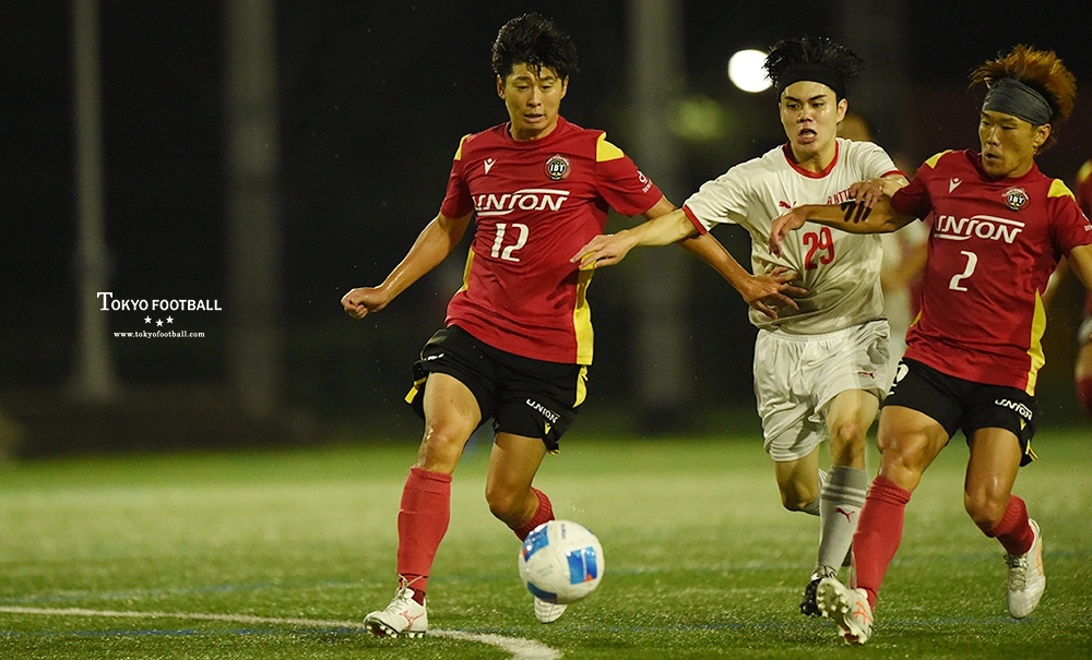 写真:突破を阻まれるFLUTTOの河手(中央)。