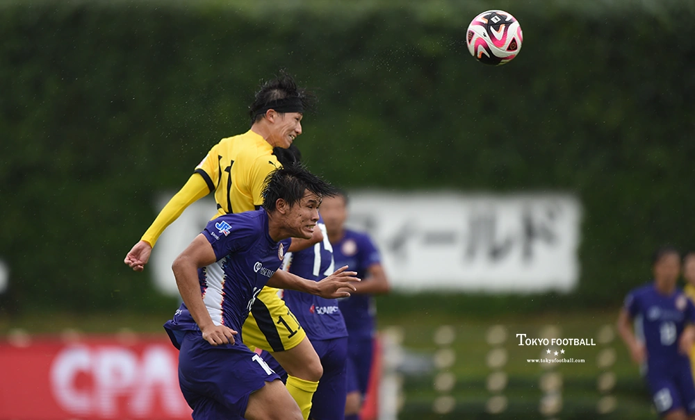 写真：後半勝ち越しゴールをヘディングで狙う武蔵野のFW田口。