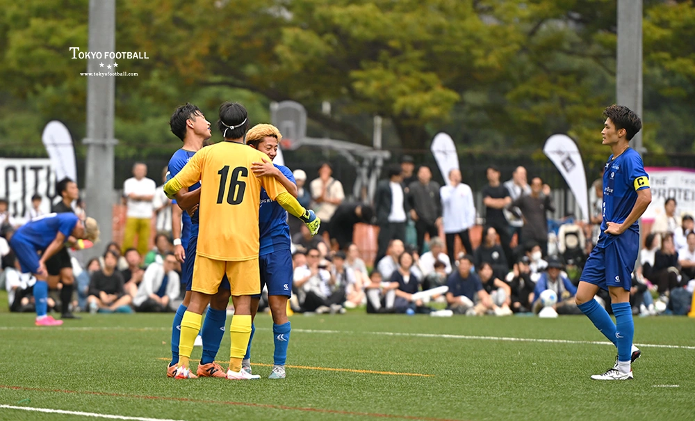 写真：最終戦に勝利し喜ぶEDOの選手たち。