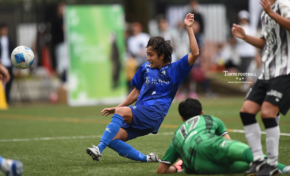 写真：前半にゴールを決めるEDOの竹村。