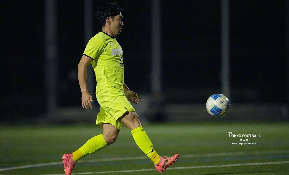 写真：後半に3点目を奪って試合を決めるLLENOのFW間島。