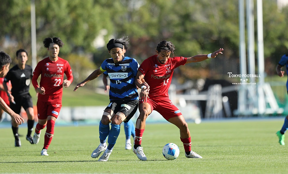 写真:中盤で相手と競り合うエリースの松岡。