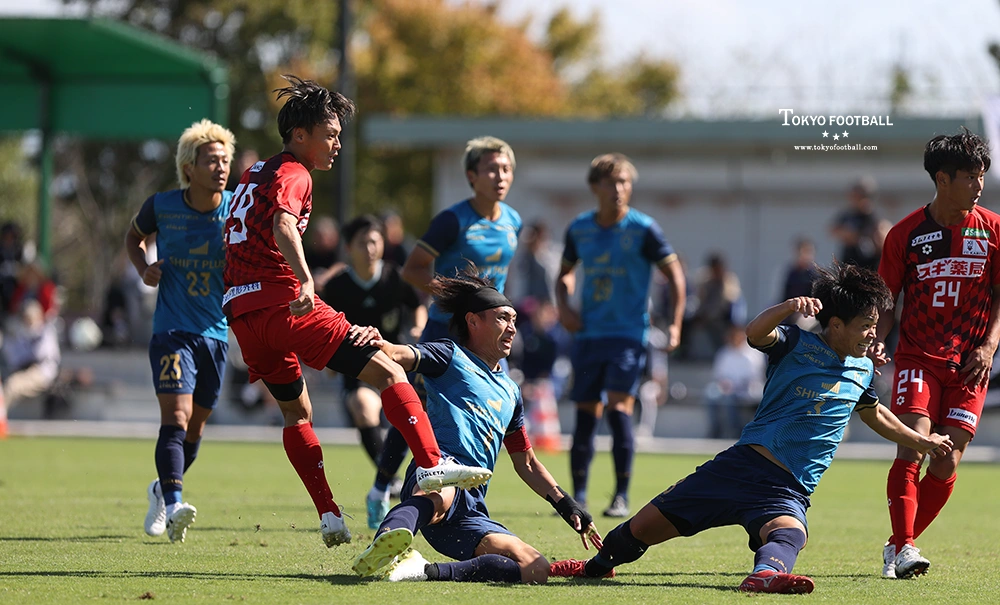 写真：前半に先制ゴールを決める刈谷の新井。