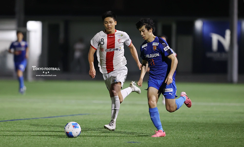 写真：ドリブルを仕掛けるTOKYO2020の大竹（右側）。