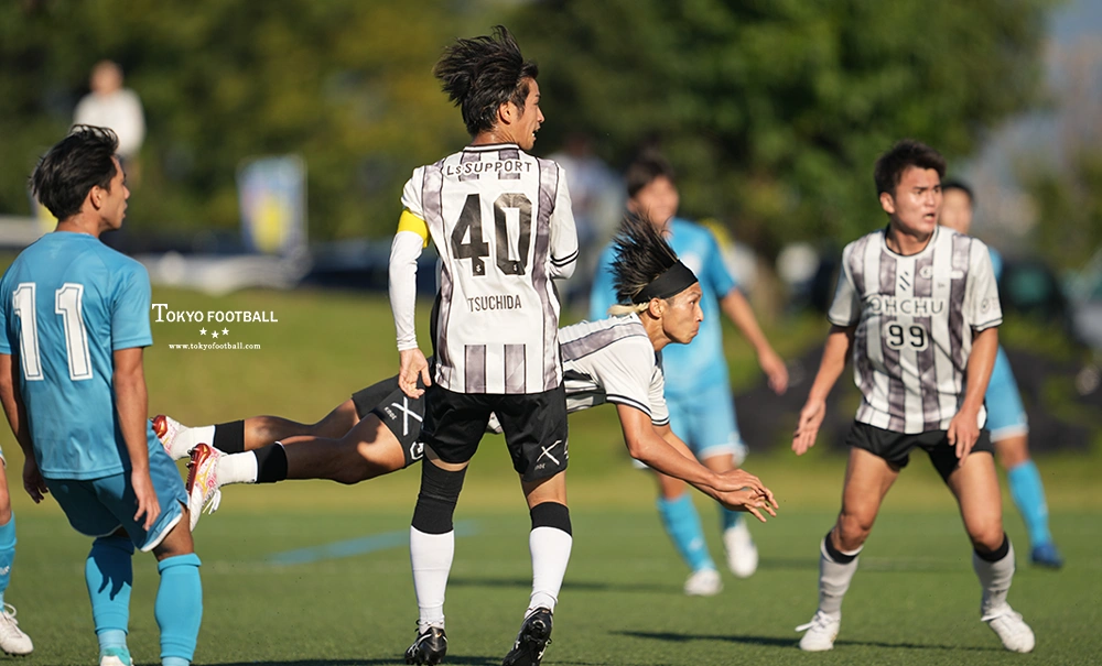 写真：先制ゴールをヘディングで決めるSHIBUYAの政森。