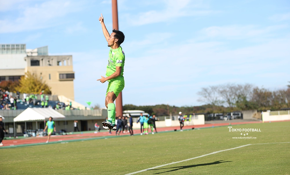 写真：ゴールを決めて飛び跳ねて喜ぶ沼。