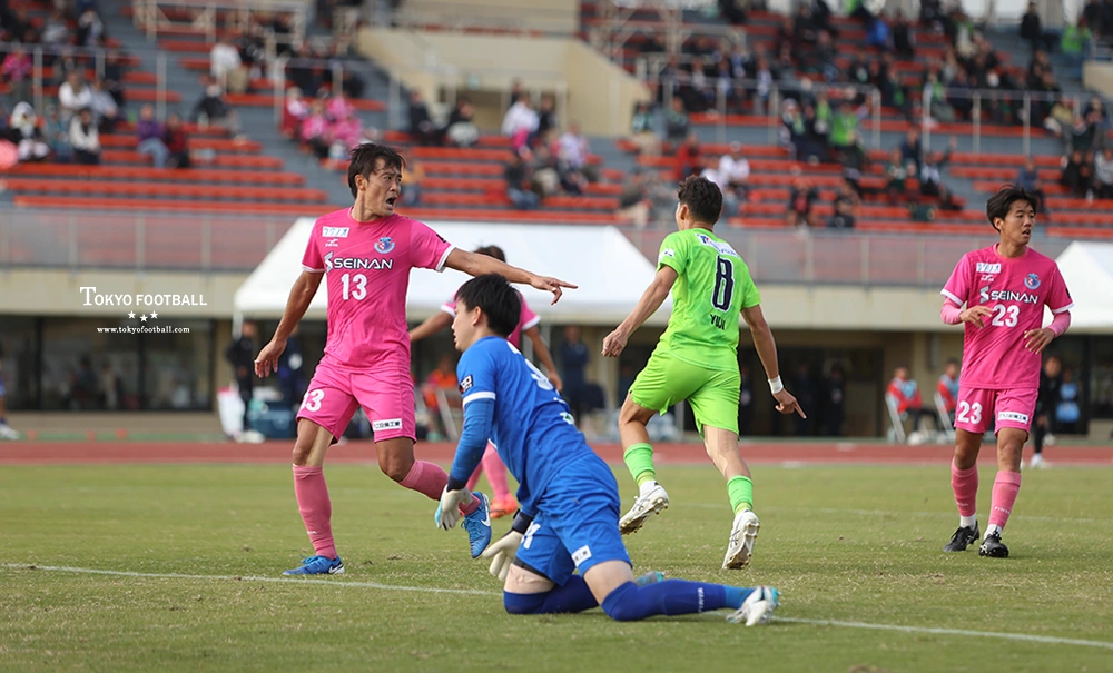 写真：逆転ゴールを決めて駆け出すVONDSのFW加藤。