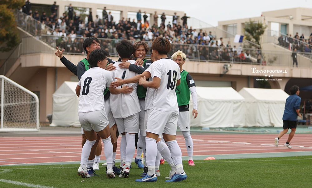 写真：後半に竹村が決めた追加点を喜ぶEDOの選手たち。