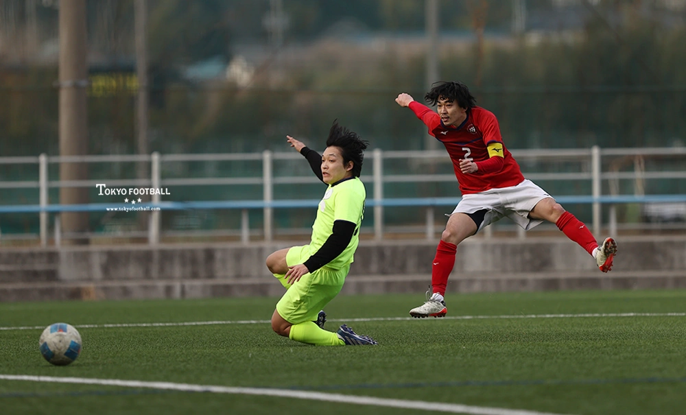 写真：終了間際に4点目を決める三菱養和・関野。