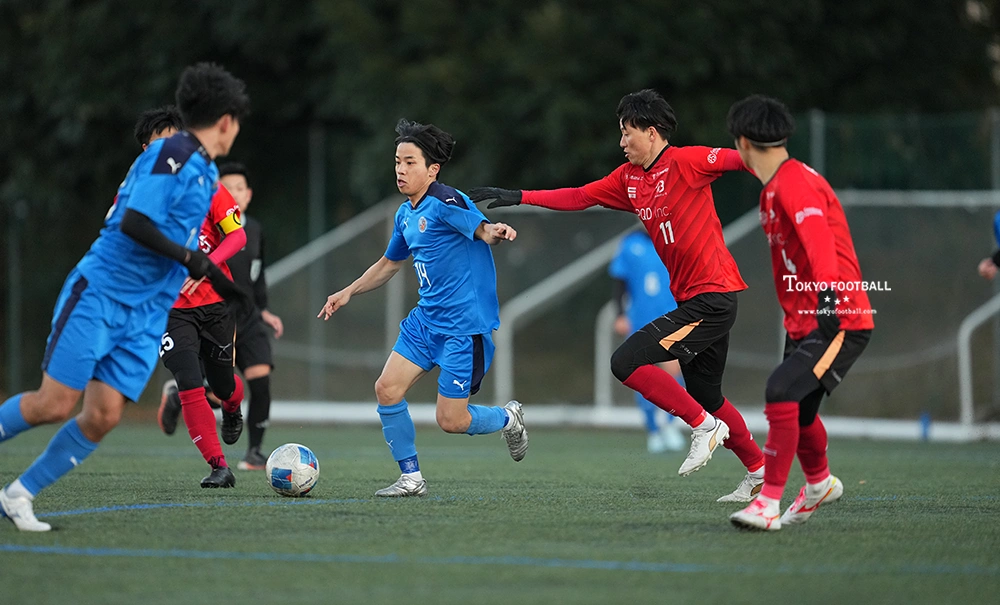 写真：ドリブルを仕掛ける小田と止めにかかる矢部。