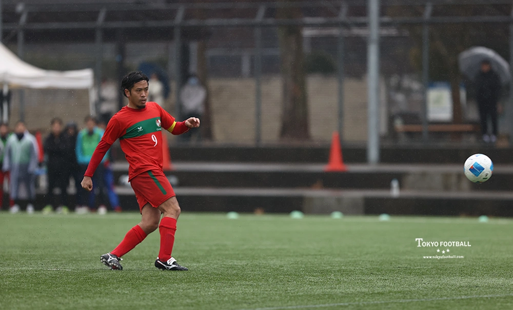 写真：PK戦で落ち着いてゴールを決めるセルベッサの中島。