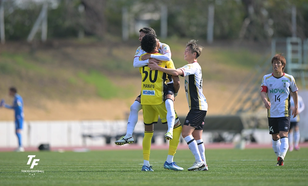 写真:逆転勝利を喜ぶ岩手のGK若林ら。