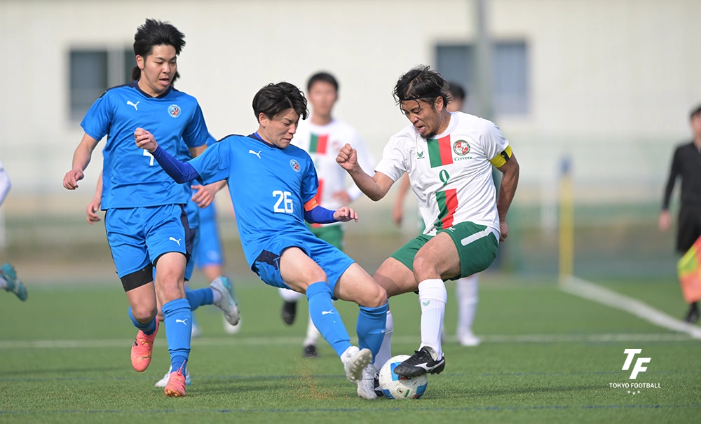 写真：激しくぶつかる瀬川（東京Uプラス）と中島（セルベッサ）。