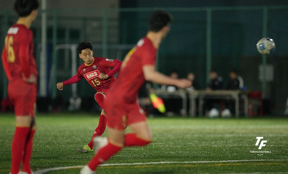 写真:前半終了間際にFKを直接決めるKOREAの朴昇泰。