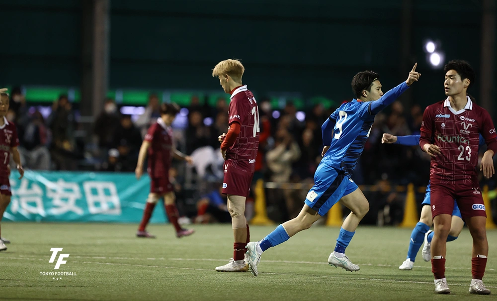 写真：東京Uは開幕戦勝利。写真は後半に追加点を決めるFW岡田。