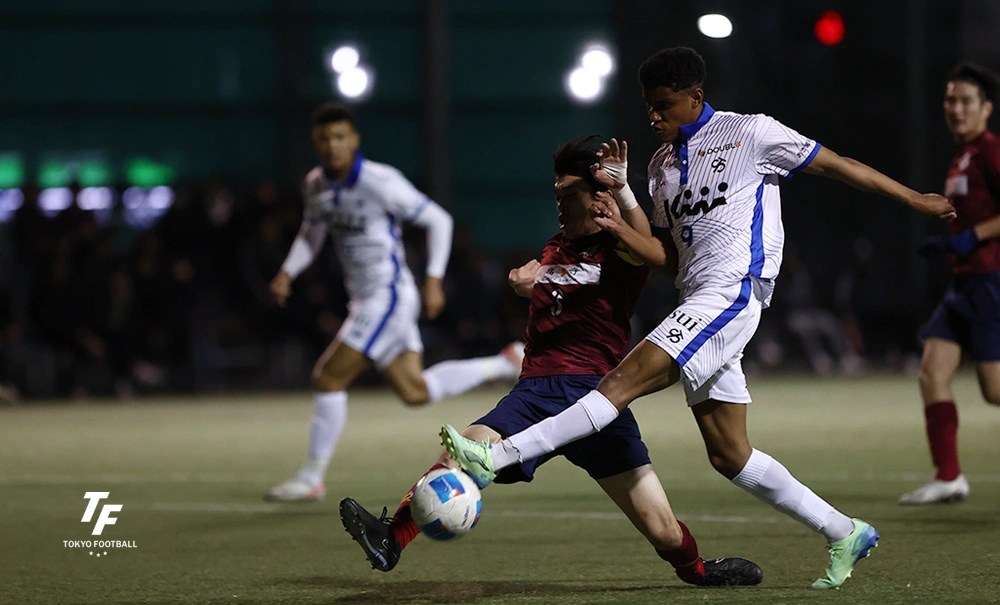 写真：ゴールを狙うシュワーボのFW秦、阻むLLENOのCB渡邊。