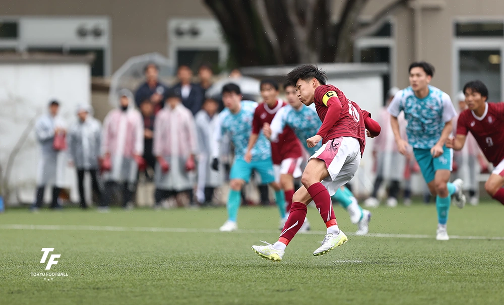 写真：後半にPKを決める早大の谷口。