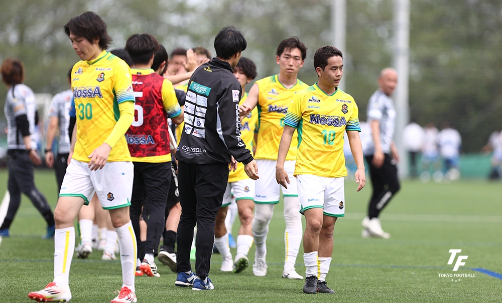 写真：悔しさをにじませピッチを去るNossA。