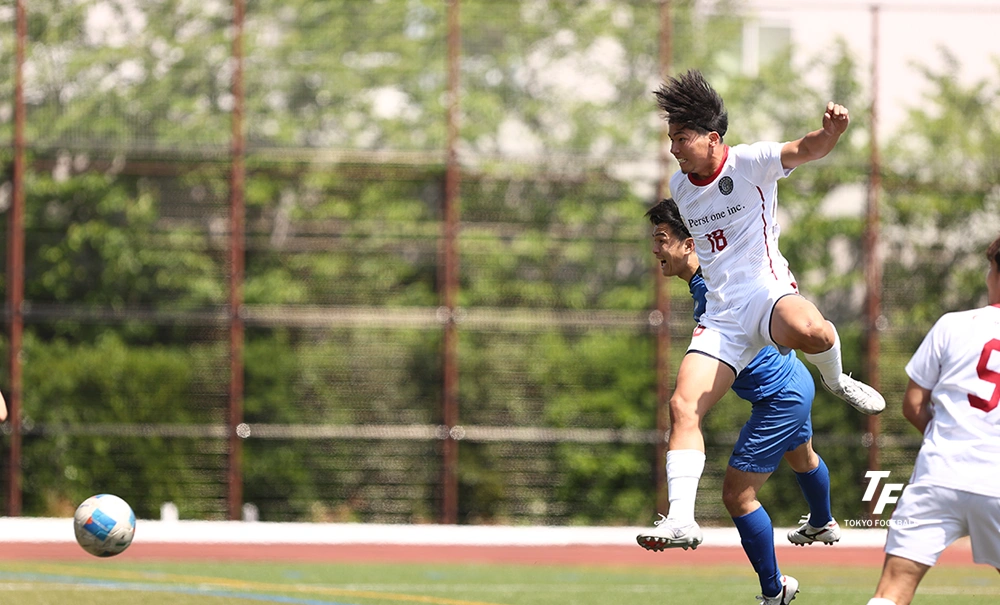 写真:後半に先制ゴールを決めるアローレのFW鈴木。