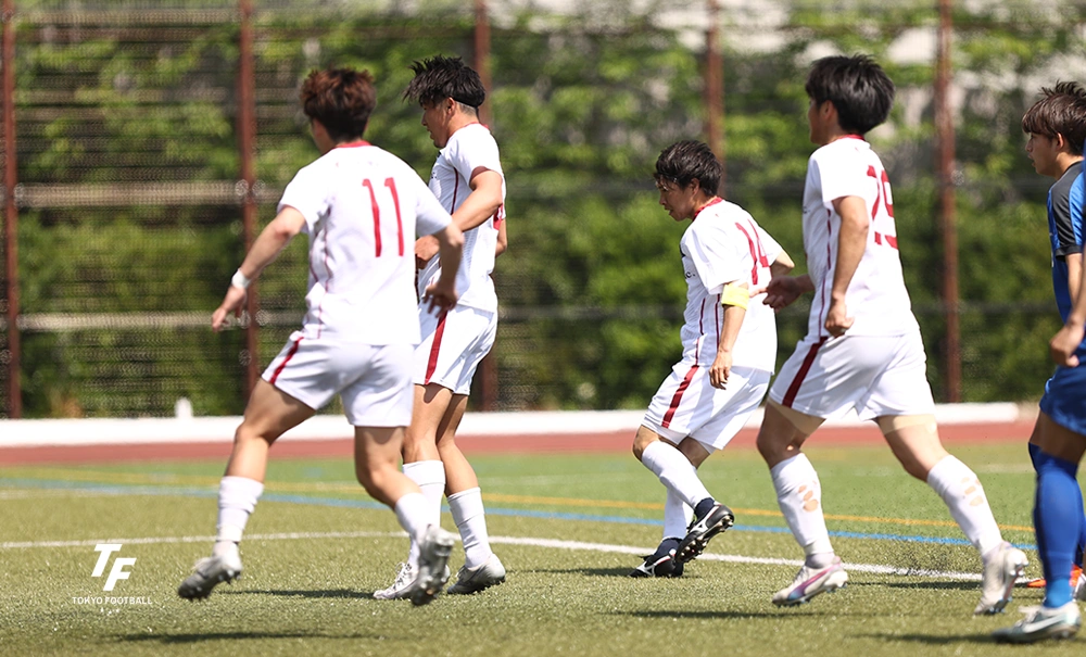 写真：81分に追加点を決めるアローレの主将・可児。