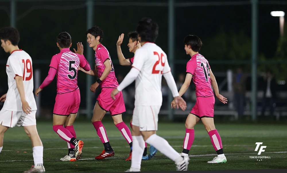 写真:ゴールを決めて笑顔を見せる東京ベイの林。