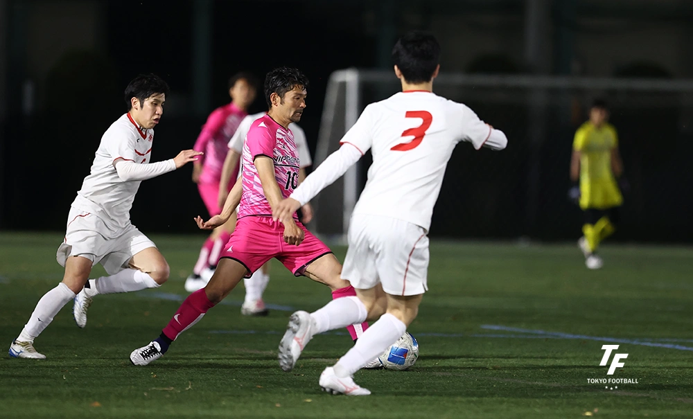 写真:中盤でゲームをつくる東京ベイの村田。