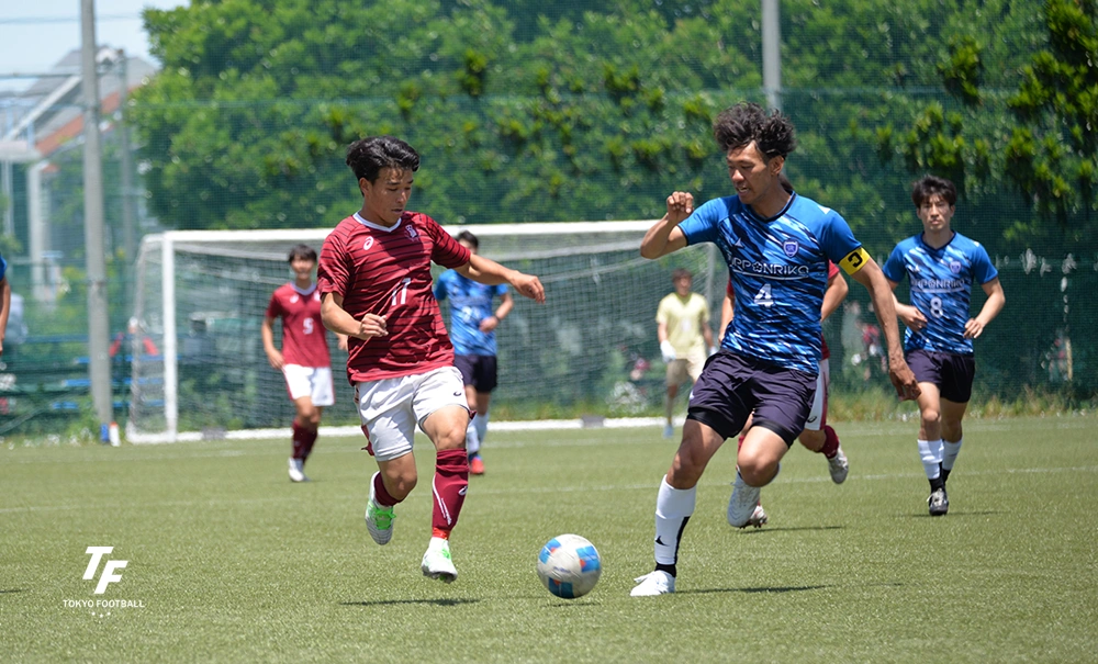 写真:ドリブルで攻め込む早大のFW瀧澤(左)。前半に先制点を挙げた。