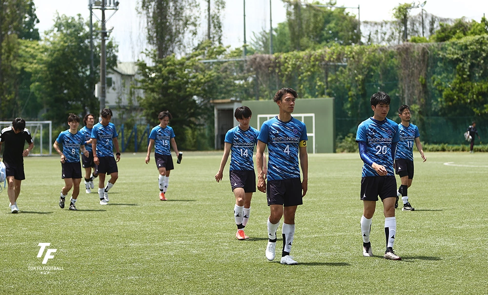 写真：無得点で敗れて肩を落とす東京ベイの選手たち。