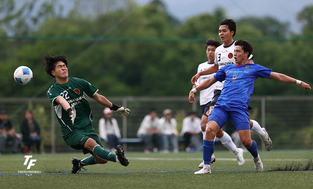 写真:先制ゴールを蹴り込むアローレのFW堀田悠斗。