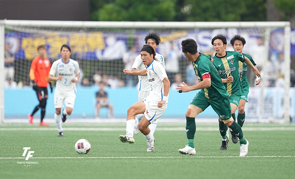 写真：前半の南葛は相手ゴールへ向かって攻め続けた。