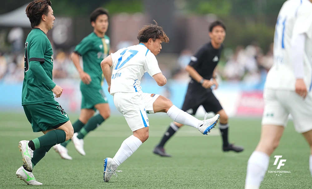 写真：狭い局面を打開してシュートを放つ佐々木。