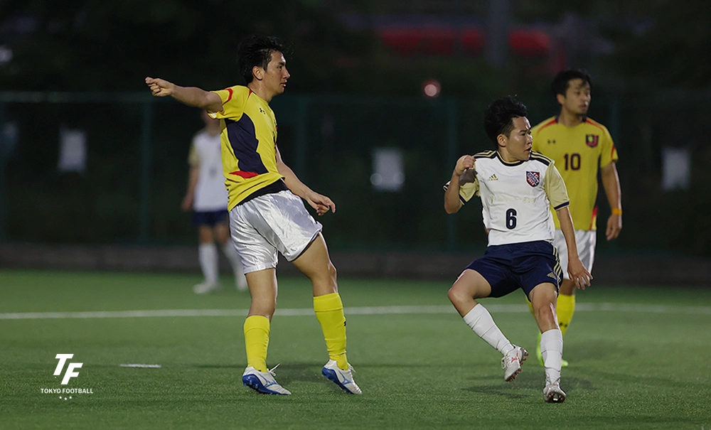 写真：前半に先制ゴールを蹴り込む慶應BRBの内藤。